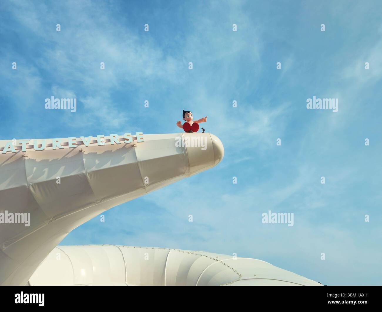 Osaka–Kansai Expo 2025 Pavillon « NATUREVERSE » avec mascotte Astro Boy sous Clear Sky Banque D'Images