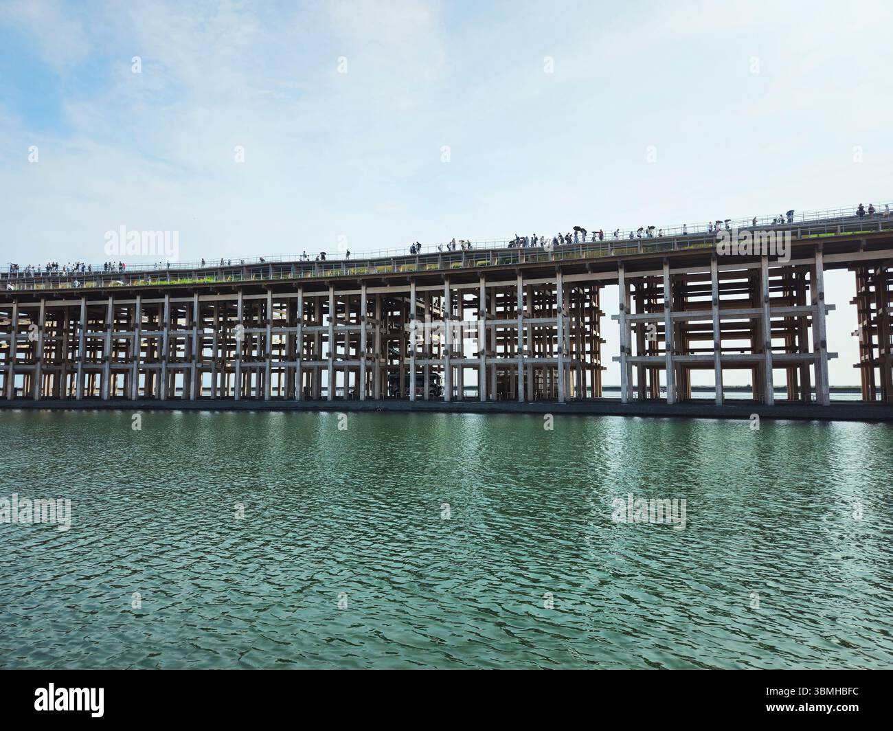 Osaka-Kansai Expo 2025 Water Plaza & The Grand Ring Timber Walkway au-dessus de la lagune Banque D'Images