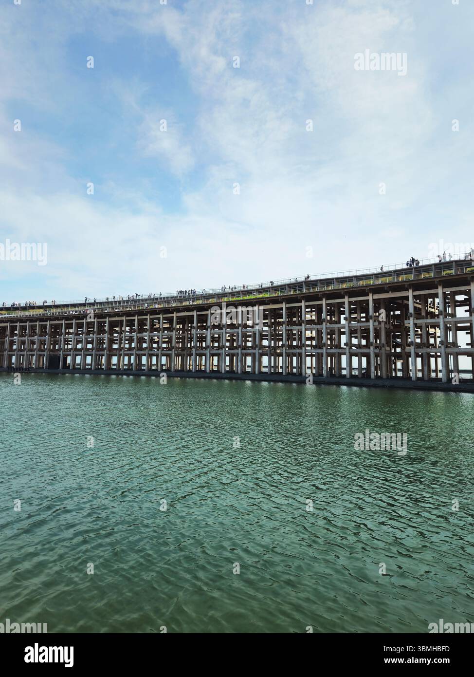 Osaka-Kansai Expo Water Plaza vue sur le pont en bois « The Grand Ring » Banque D'Images