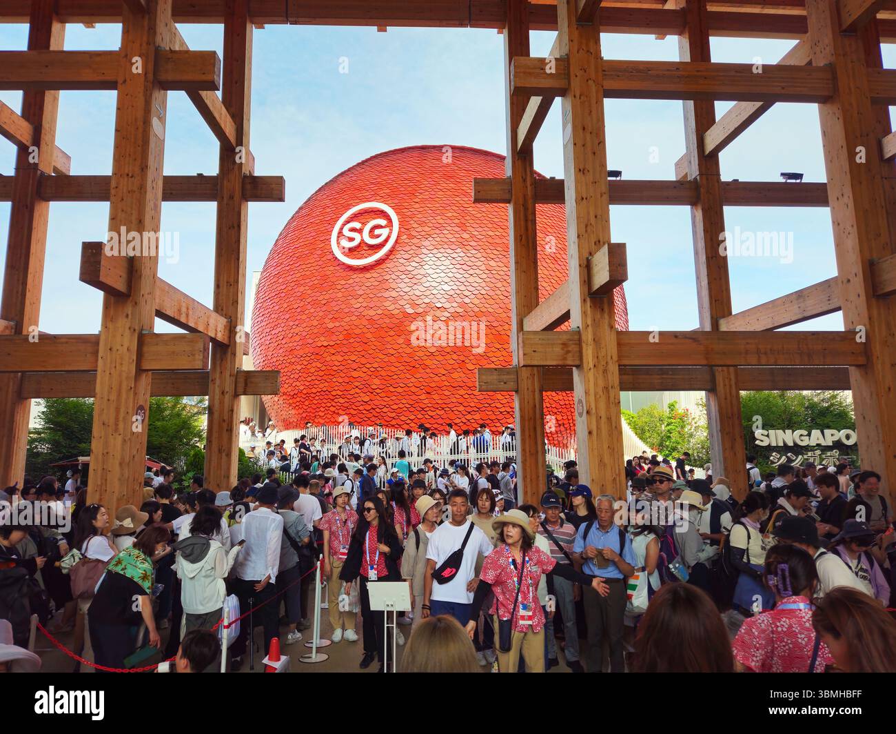 Osaka-Kansai Expo 2025 Pavillon de Singapour sphère rouge encadrée par Timber Grand Ring Banque D'Images