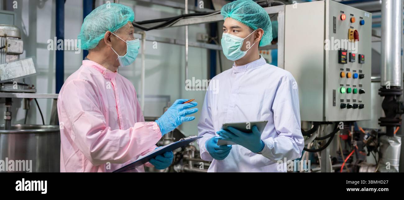 le superviseur de la qualité ou le technicien alimentaire ou pharmaceutique discutent du contrôle des processus des aliments et des médicaments avant d'envoyer le produit au client. Productio Banque D'Images