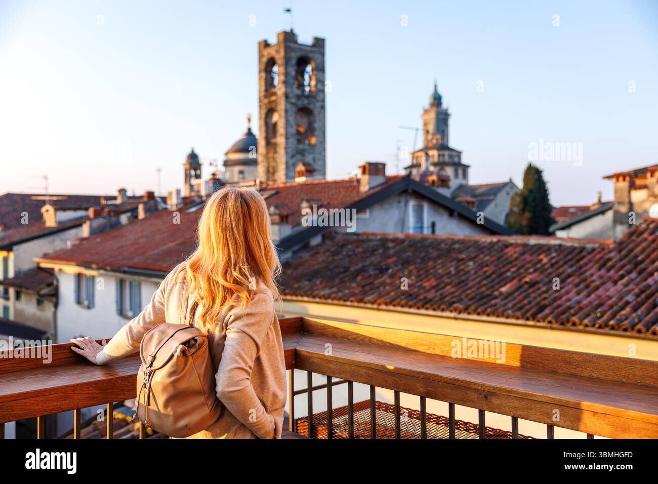 Femme touristique avec sac à dos profitant d'une vue panoramique sur le toit de Bergame pendant les vacances d'été paisibles Banque D'Images