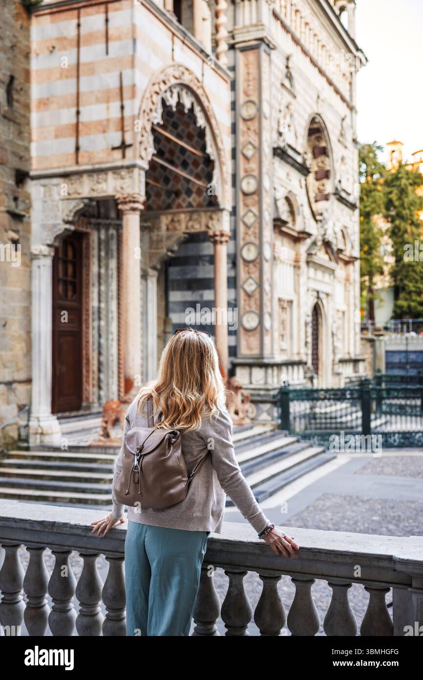 Femme touriste explorant l'architecture médiévale de Basilica di Santa Maria Maggiore à Citta Alta Bergame, Italie. City Break en Europe Banque D'Images