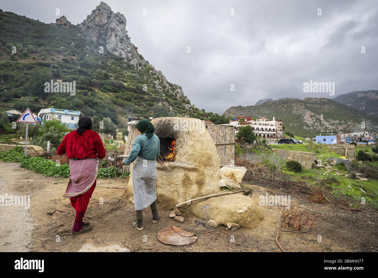 Femmes berbères cuisant dans un four extérieur, Mezlafen Al Oued, province de Chefchaouen, montagnes du Rif, Maroc, Afrique du Nord, Afrique Banque D'Images