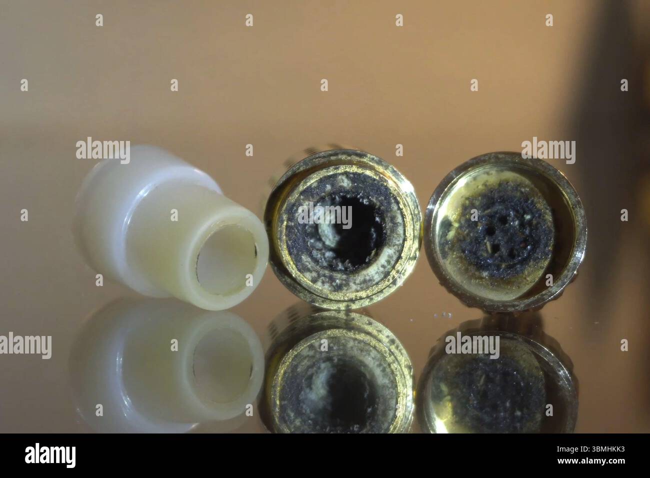 Sale bourré de cendres et de parties de résine d'une pipe à fumer. Fumer de la marijuana Banque D'Images