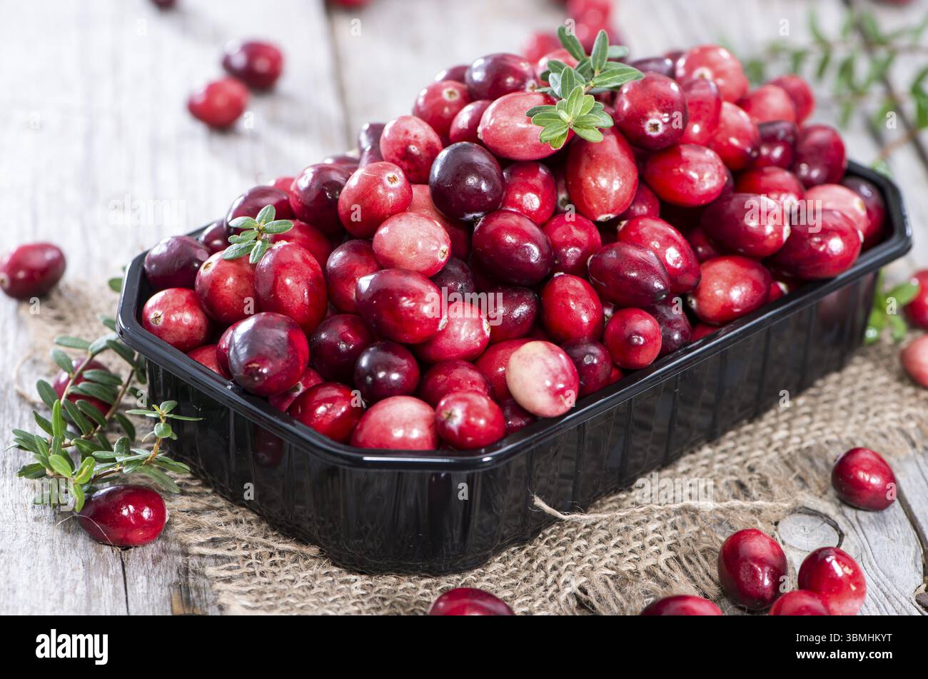 Canneberges fraîches sur fond de bois vintage Banque D'Images