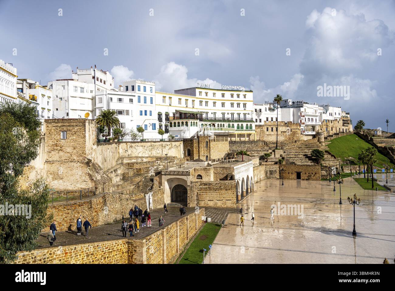 Ancienne muraille fortifiée et Hôtel Continental, Bab El Marsa, Tanger, Maroc, Afrique du Nord, Afrique Banque D'Images