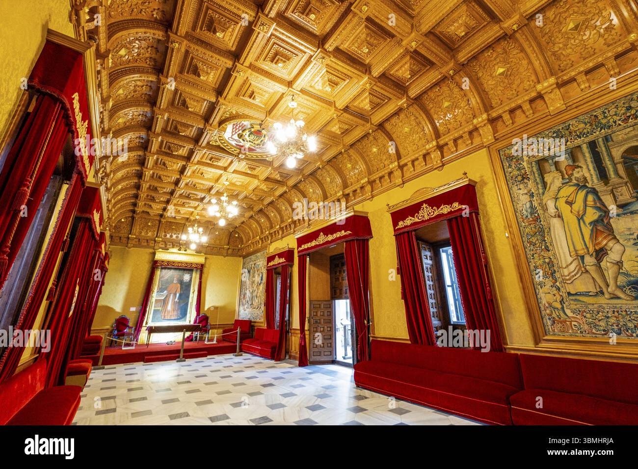 Plafond de métal à caissons avec les armoiries ecclésiastiques du cardinal Juan Martinez Siliceo, XVIIe siècle, Real Colegio de las nobles do Banque D'Images