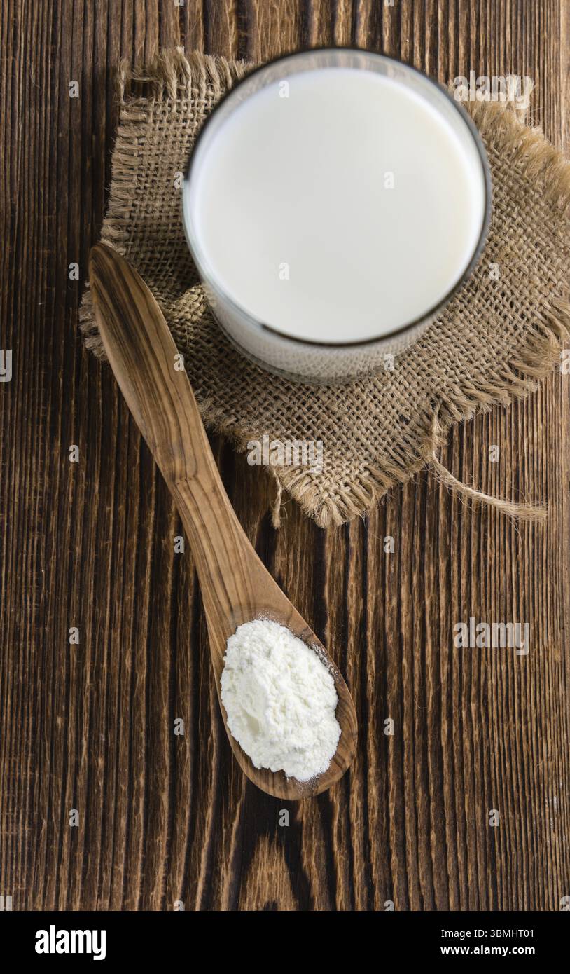 Partie de lait en poudre (selective focus) sur une vieille table en bois Banque D'Images