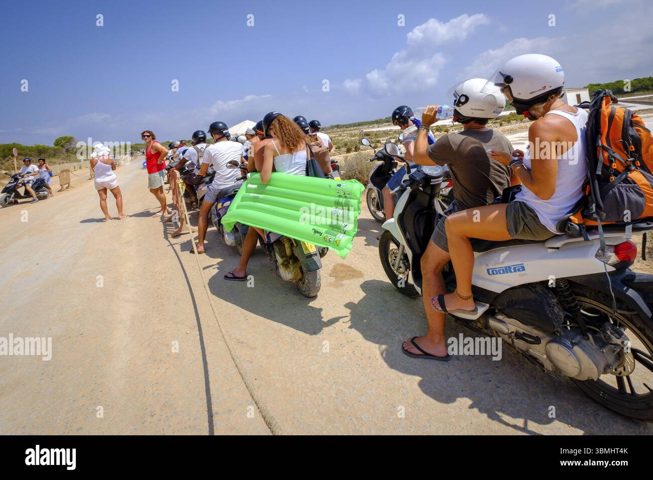 Touristes faisant la queue pour les motos à l'entrée du parc, sur le chemin de sa Guia, ses Salines Parc naturel, Ibiza et Formentera, Formentera, Balear Banque D'Images
