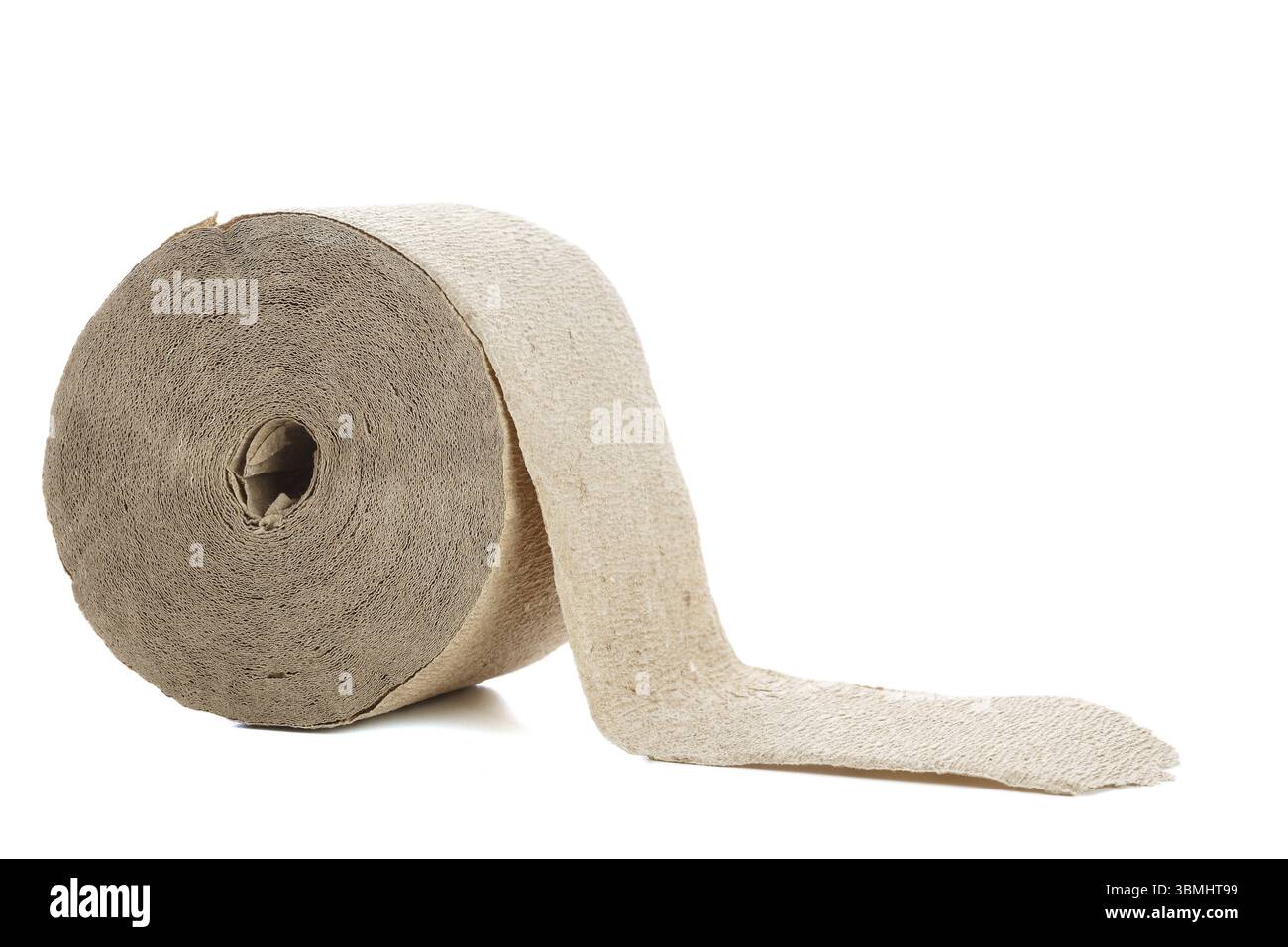 Papier toilette non clarifié en papier grossier ou en carton non traité. option écologique bon marché pour les pays pauvres. sur un blanc isolé Banque D'Images