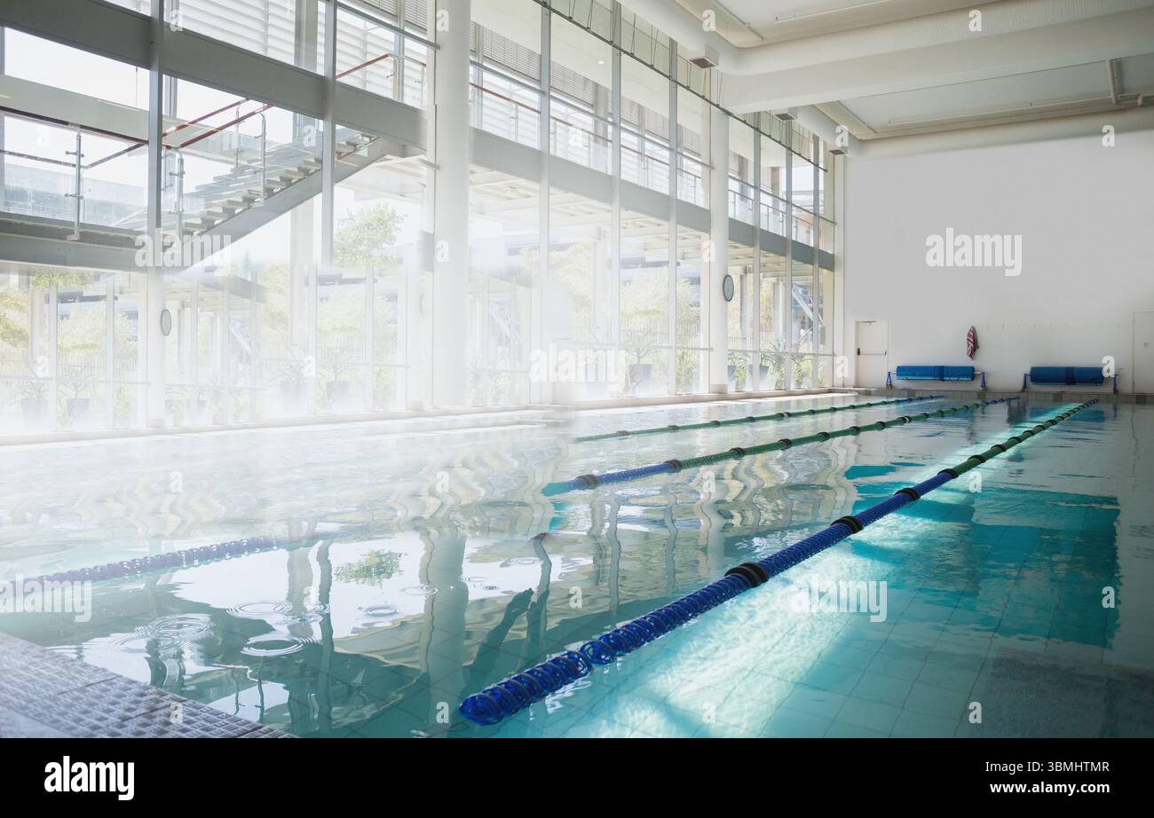 L'illustration montre une piscine pour longueurs avec des séparateurs de voie bleu vert et des bancs, bouée de sauvetage dans la conception plate Banque D'Images