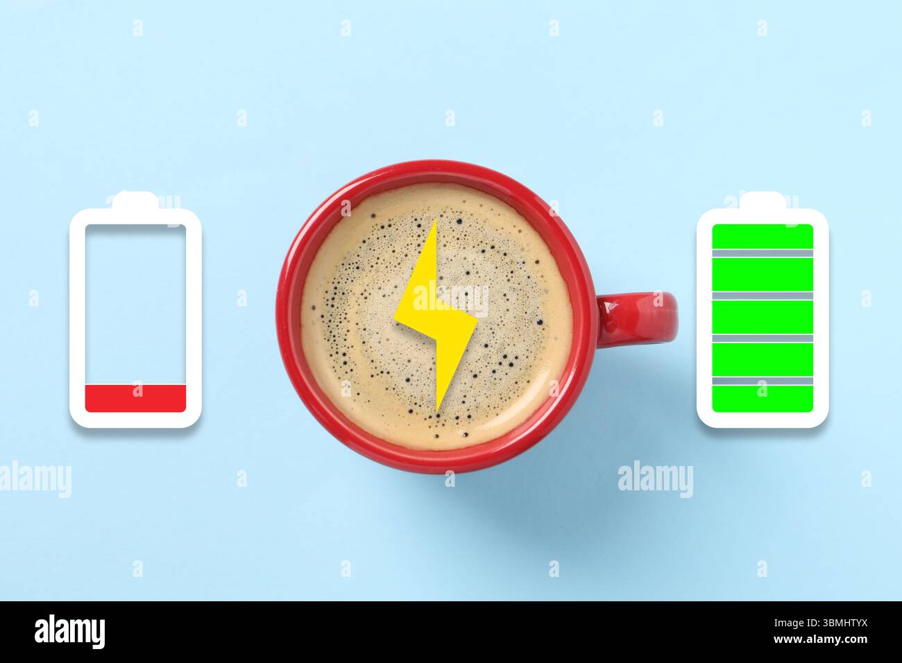 Tasse de café, indicateurs de niveau bas et de batterie complètement chargée sur fond bleu clair, vue de dessus. Restaurer l'énergie avec la caféine Banque D'Images