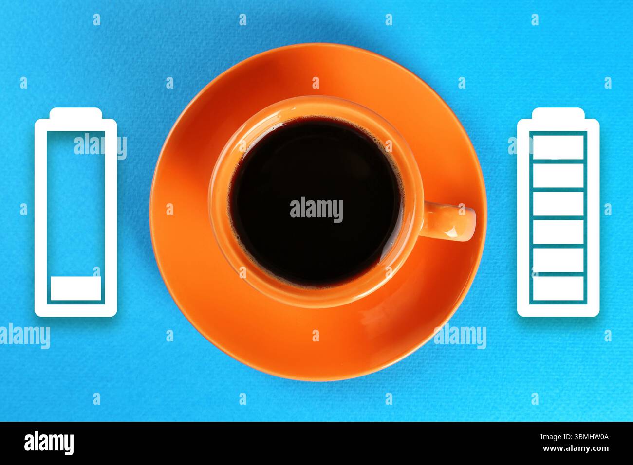 Tasse de café et indicateurs de batterie sur fond bleu, vue de dessus. Restaurer l'énergie avec la caféine Banque D'Images