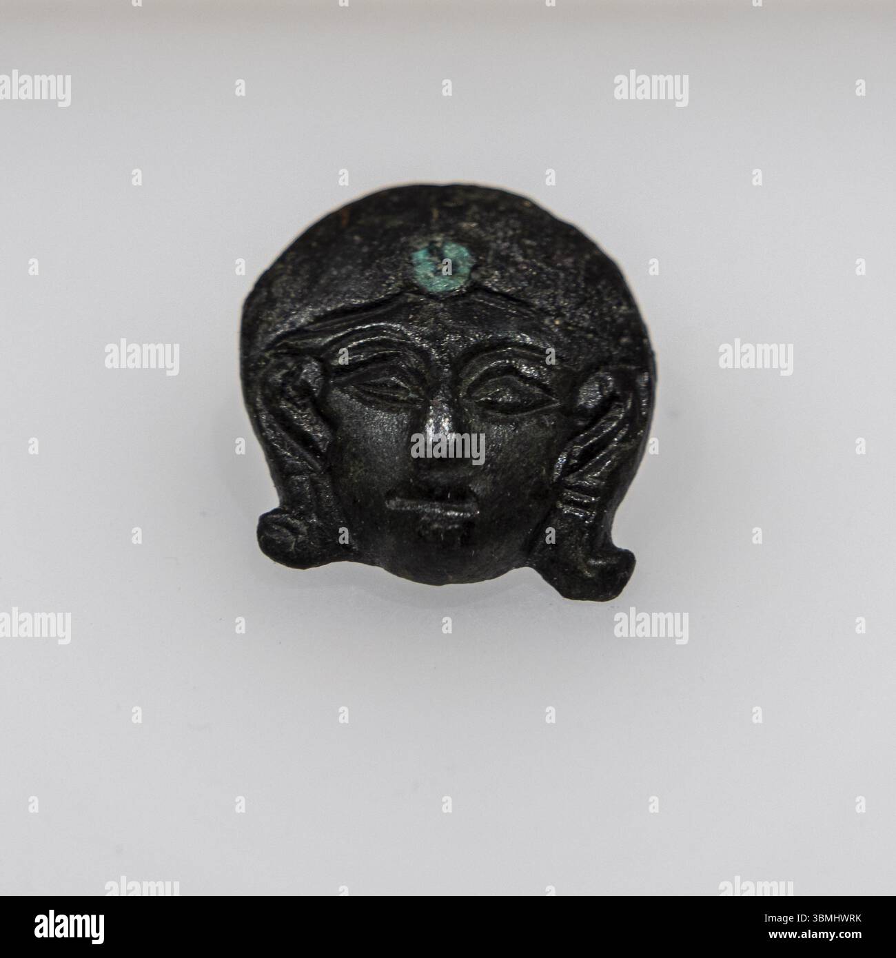 Visage de Hathor/Astarté sur une finition de manche de brasero en bronze, VIIIe siècle av. J.-C., Los Castellares, Puente Genil, culture ibérique, musée ibérique de Jaen Banque D'Images