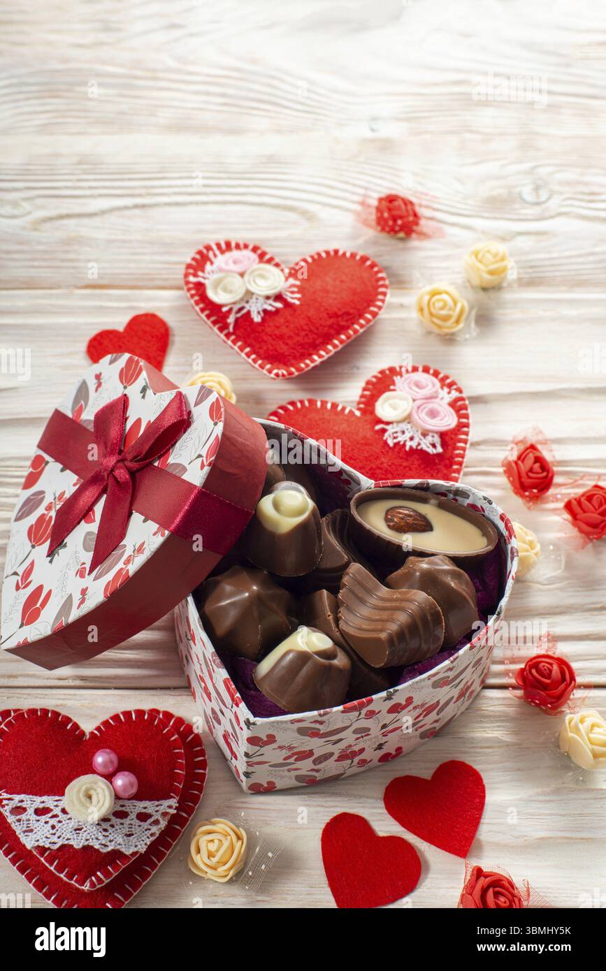 Boîte Chokolate en forme de coeur sur table blanche en bois valentine fond vue basse angle Banque D'Images