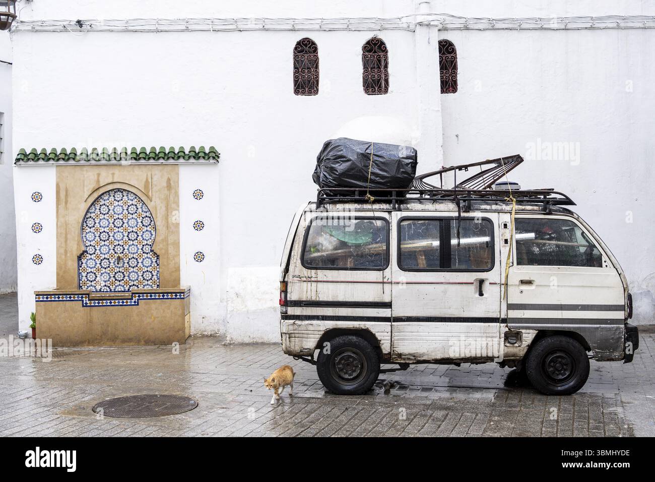 Vieux van délabré à l'intérieur de la médina, Tanger, Maroc, Afrique du Nord, Afrique Banque D'Images