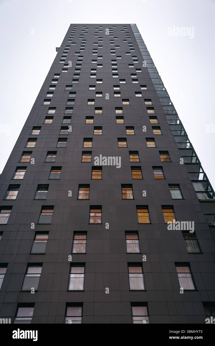 Vue de face fenêtrée d'un immeuble de grande hauteur, Vienne, Autriche Banque D'Images