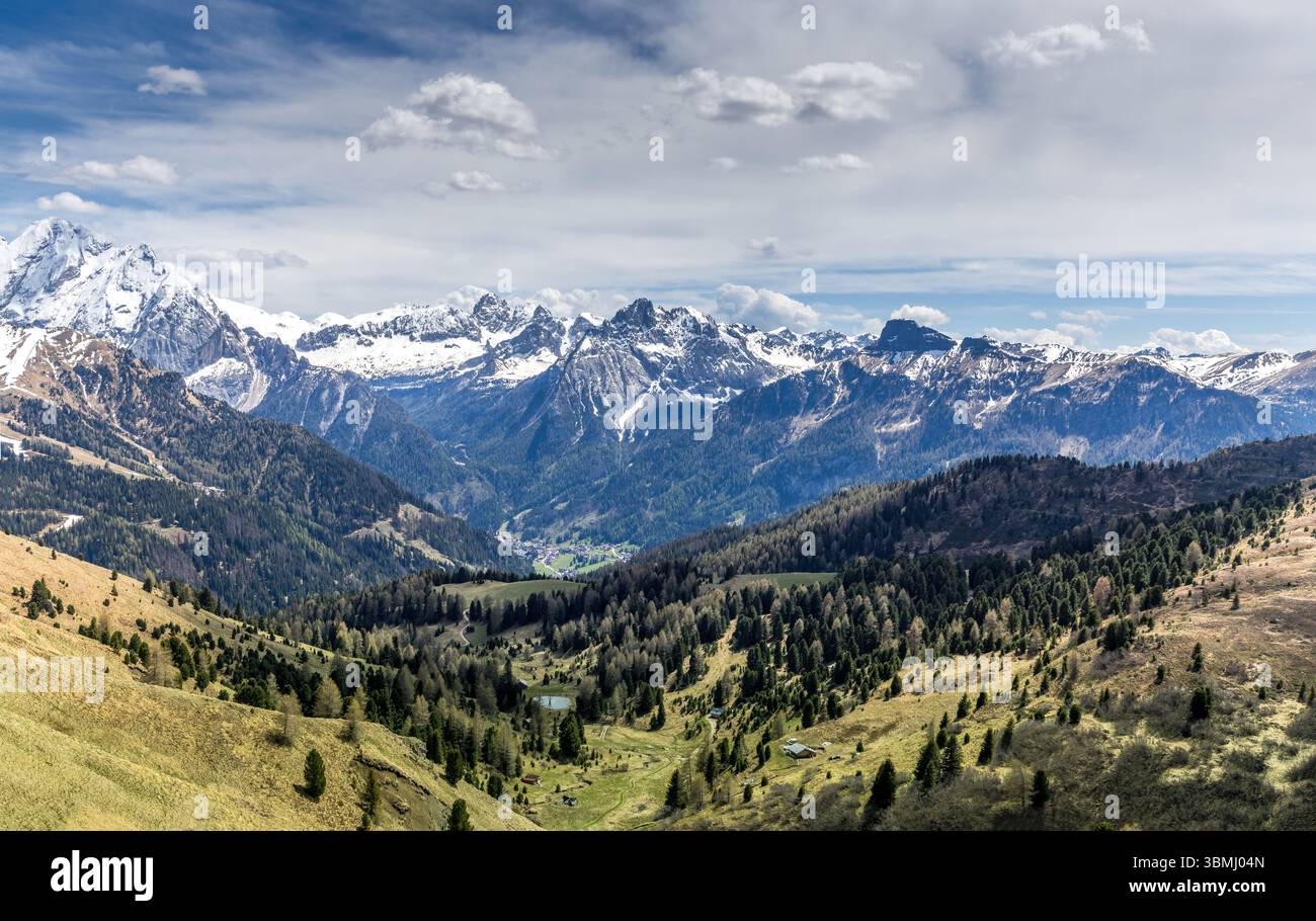 Vue panoramique sur la chaîne de montagnes des Dolomites dans le Tyrol du Sud Banque D'Images