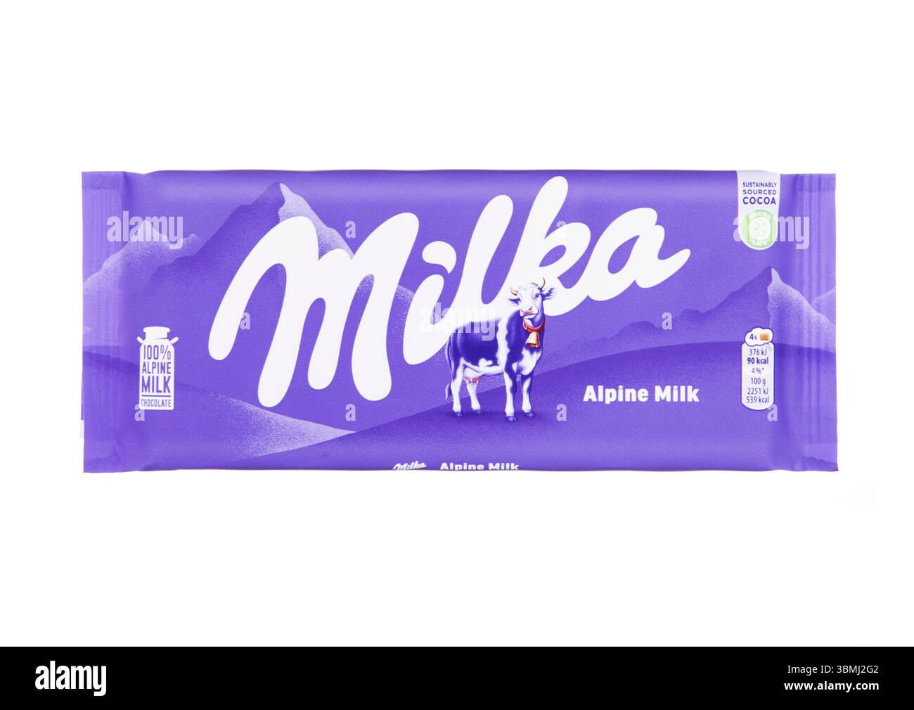 LONDRES, Royaume-Uni - 15 DÉCEMBRE 2024 : tablette de chocolat Milka original avec du lait alpin isolé sur blanc. Banque D'Images