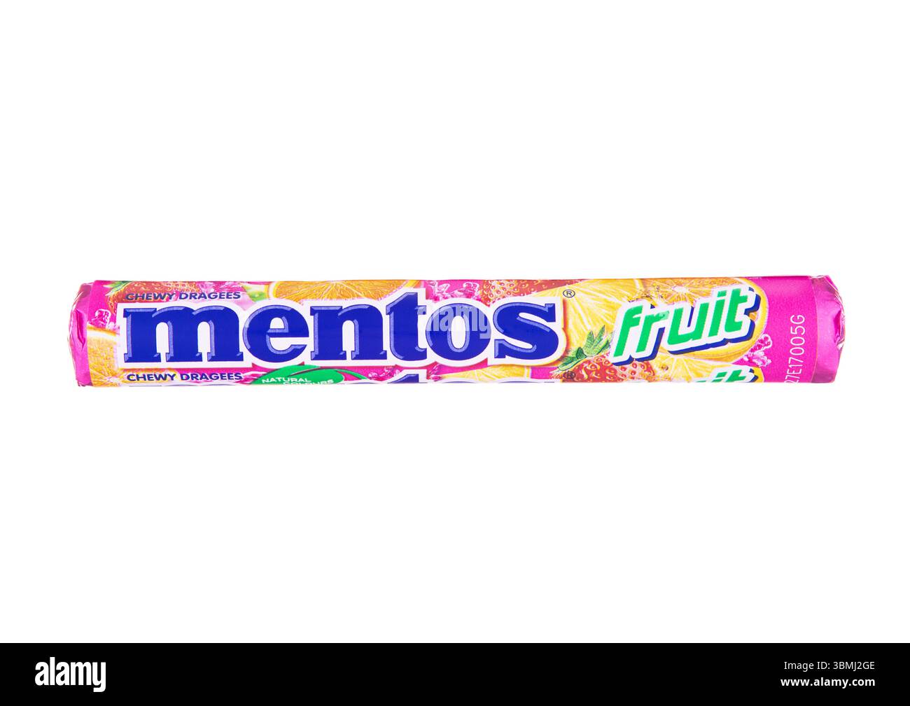 LONDRES, Royaume-Uni - 25 OCTOBRE 2024 : Mentos fruit original Chewy dragees bonbons sur blanc. Banque D'Images