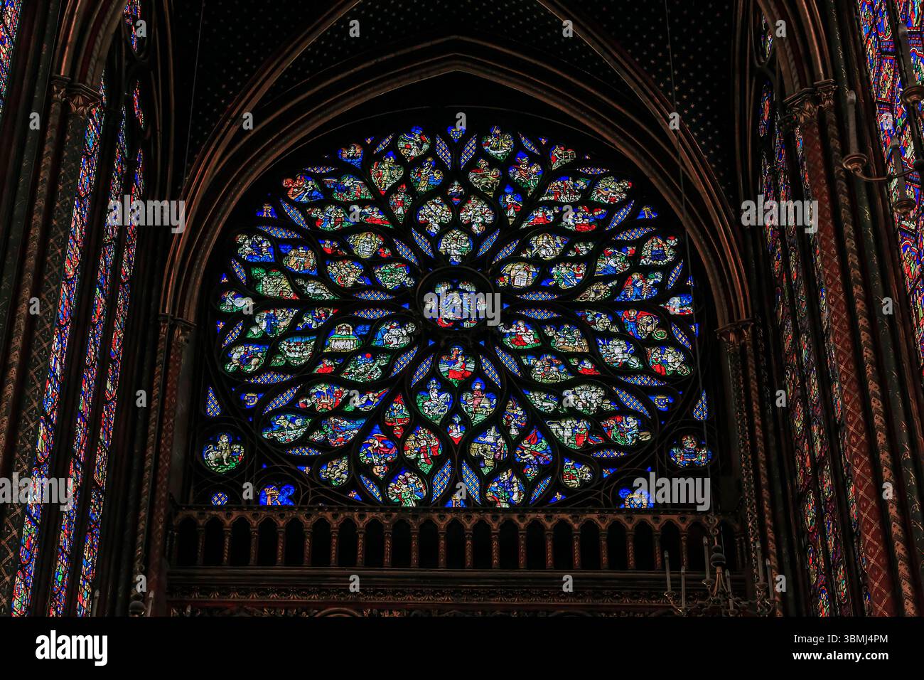 PARIS, FRANCE - 13 MAI 2015 : il s'agit d'une rosace avec vitraux de la partie supérieure de la chapelle Sainte-Chapelle. Banque D'Images