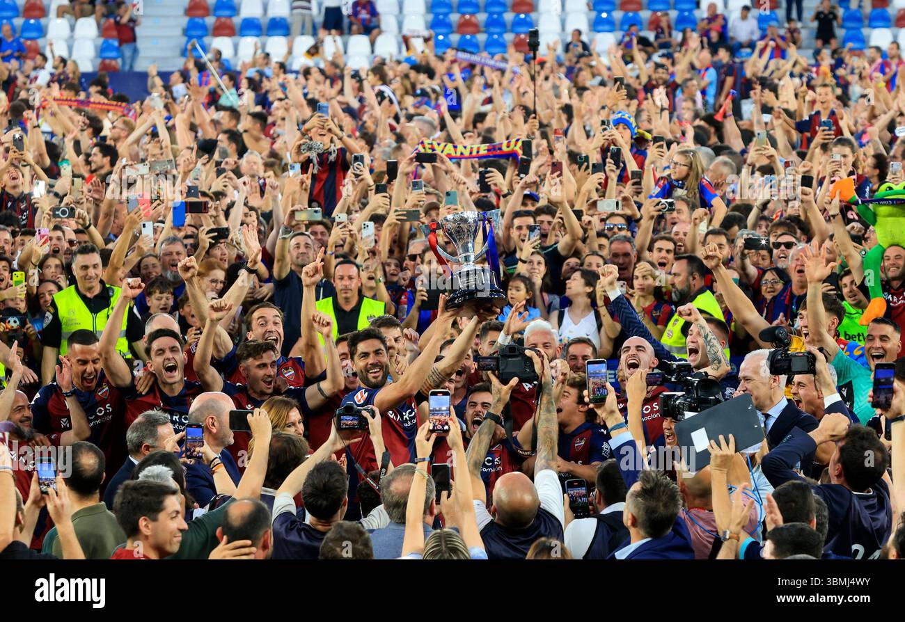 Vicente Iborra, capitaine de Levante UD, lève le trophée en tant que champion de la deuxième division espagnole, Banque D'Images