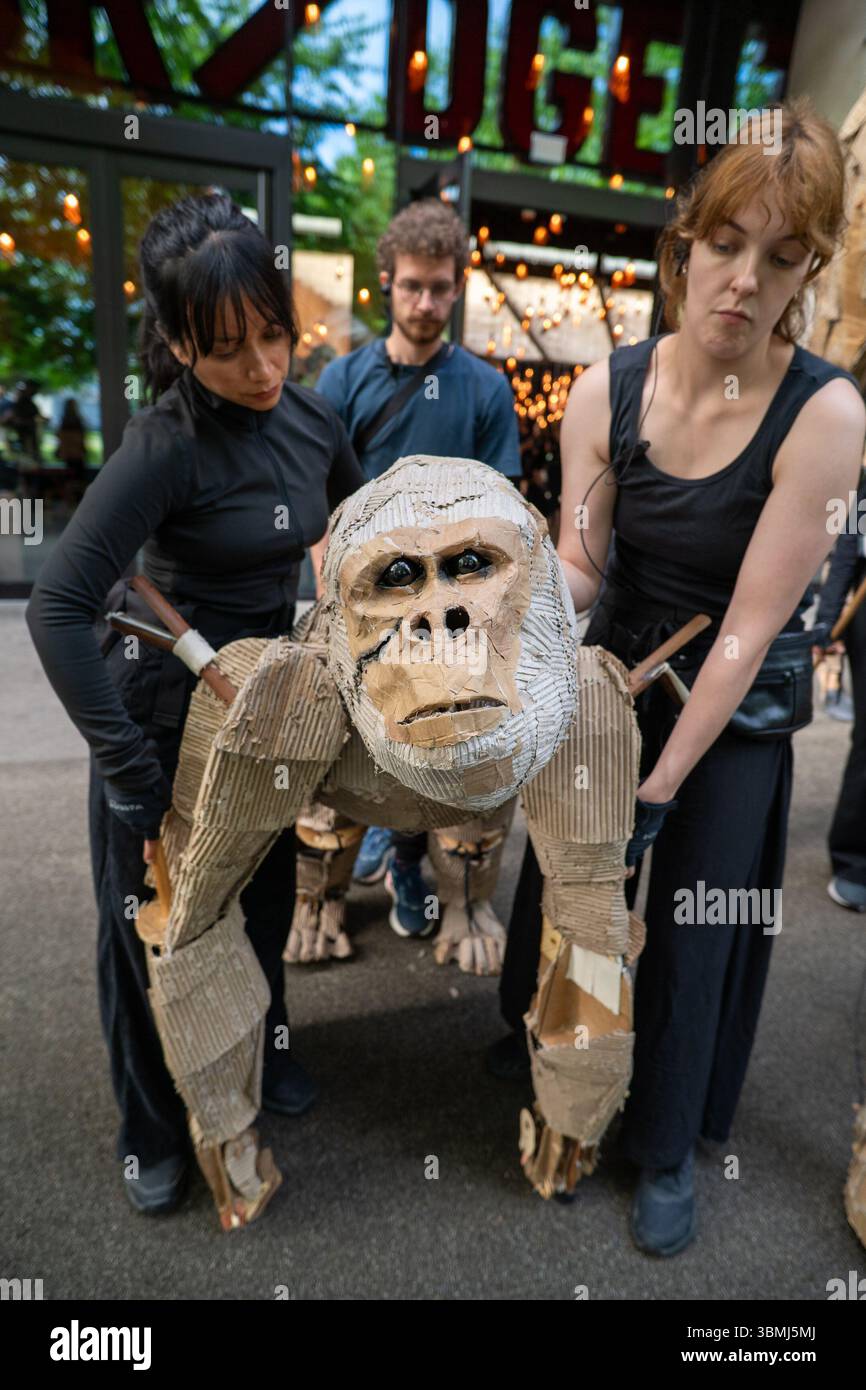 LES TROUPEAUX de marionnettes grandeur nature ont voyagé pendant quatre mois du Congo à Londres et jusqu'à l'Arctique. Ils unissent les artistes, les scientifiques et les communautés dans une réponse puissante à notre urgence climatique. Ces magnifiques créatures balaient les villes, fuyant les catastrophes climatiques, tout en inspirant des conversations urgentes sur notre relation avec la nature. Nous vous invitons à rejoindre notre puissant mouvement pour le changement. Pourquoi ne pas commencer par une petite action ? Alors que LES TROUPEAUX parcourent 20 000 km du bassin du Congo à l’Arctique, ils unissent artistes, scientifiques et communautés dans une réponse puissante à notre climat émergent Banque D'Images