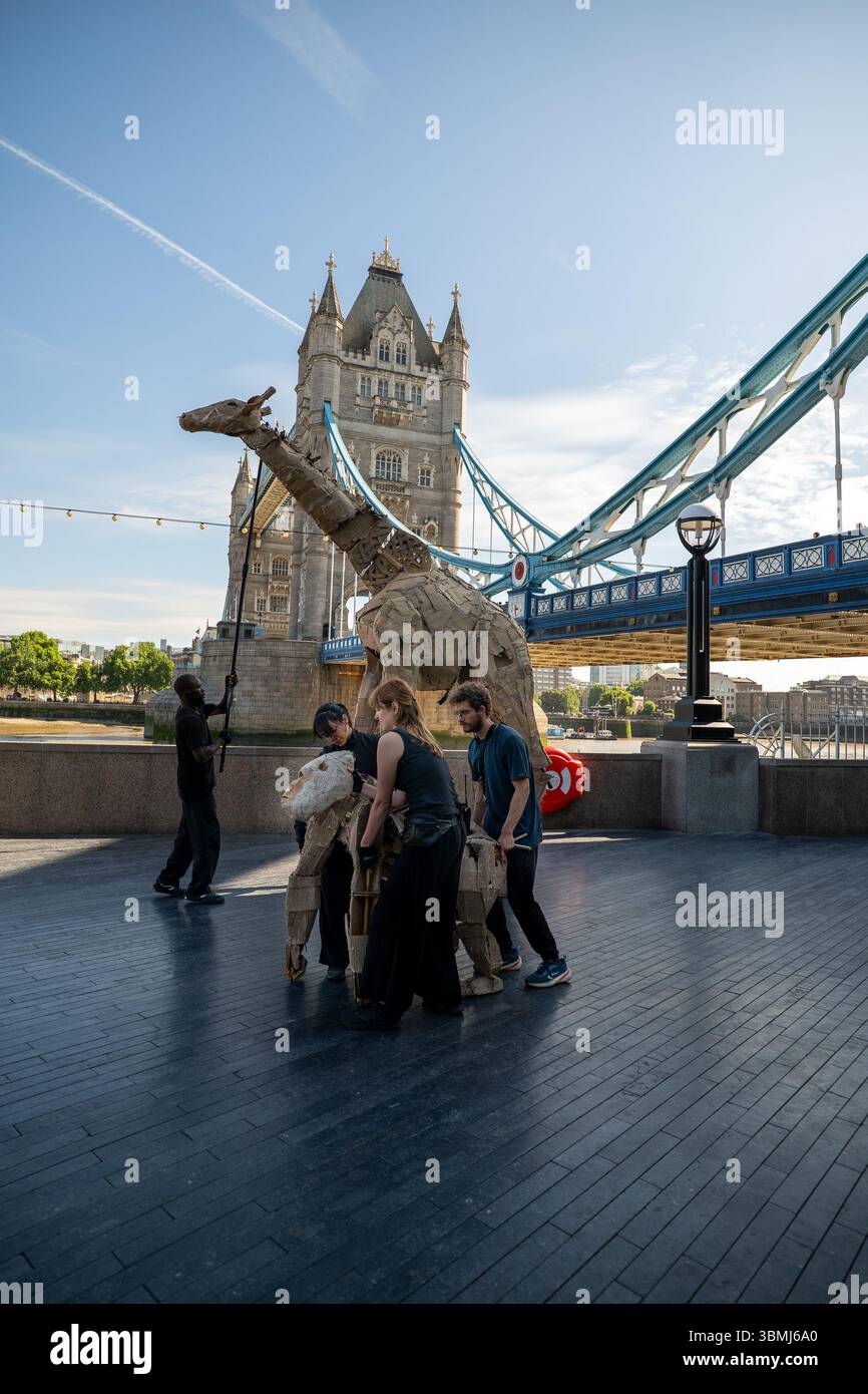 LES TROUPEAUX de marionnettes grandeur nature ont voyagé pendant quatre mois du Congo à Londres et jusqu'à l'Arctique. Ils unissent les artistes, les scientifiques et les communautés dans une réponse puissante à notre urgence climatique. Ces magnifiques créatures balaient les villes, fuyant les catastrophes climatiques, tout en inspirant des conversations urgentes sur notre relation avec la nature. Nous vous invitons à rejoindre notre puissant mouvement pour le changement. Pourquoi ne pas commencer par une petite action ? Alors que LES TROUPEAUX parcourent 20 000 km du bassin du Congo à l’Arctique, ils unissent artistes, scientifiques et communautés dans une réponse puissante à notre climat émergent Banque D'Images