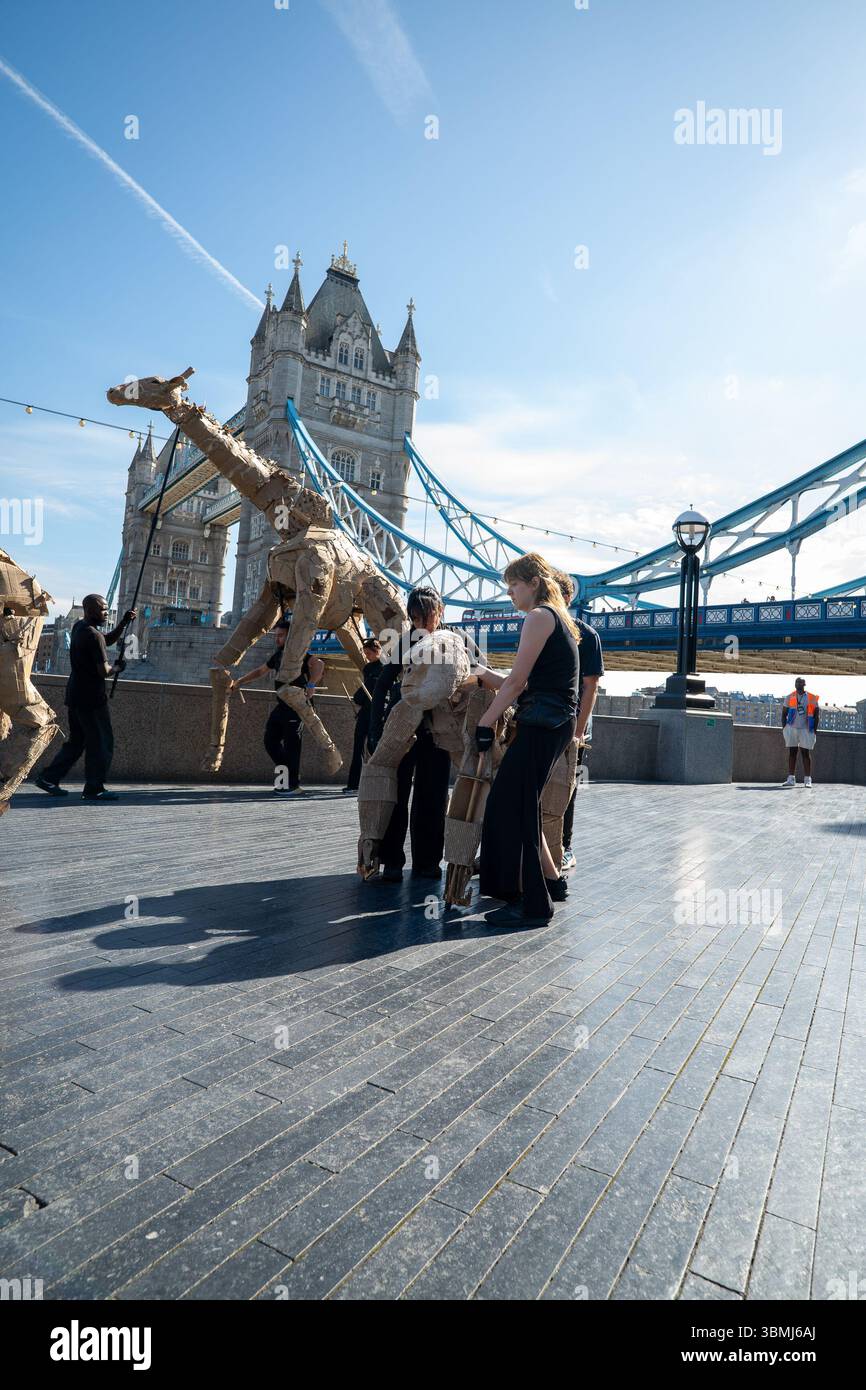LES TROUPEAUX de marionnettes grandeur nature ont voyagé pendant quatre mois du Congo à Londres et jusqu'à l'Arctique. Ils unissent les artistes, les scientifiques et les communautés dans une réponse puissante à notre urgence climatique. Ces magnifiques créatures balaient les villes, fuyant les catastrophes climatiques, tout en inspirant des conversations urgentes sur notre relation avec la nature. Nous vous invitons à rejoindre notre puissant mouvement pour le changement. Pourquoi ne pas commencer par une petite action ? Alors que LES TROUPEAUX parcourent 20 000 km du bassin du Congo à l’Arctique, ils unissent artistes, scientifiques et communautés dans une réponse puissante à notre climat émergent Banque D'Images