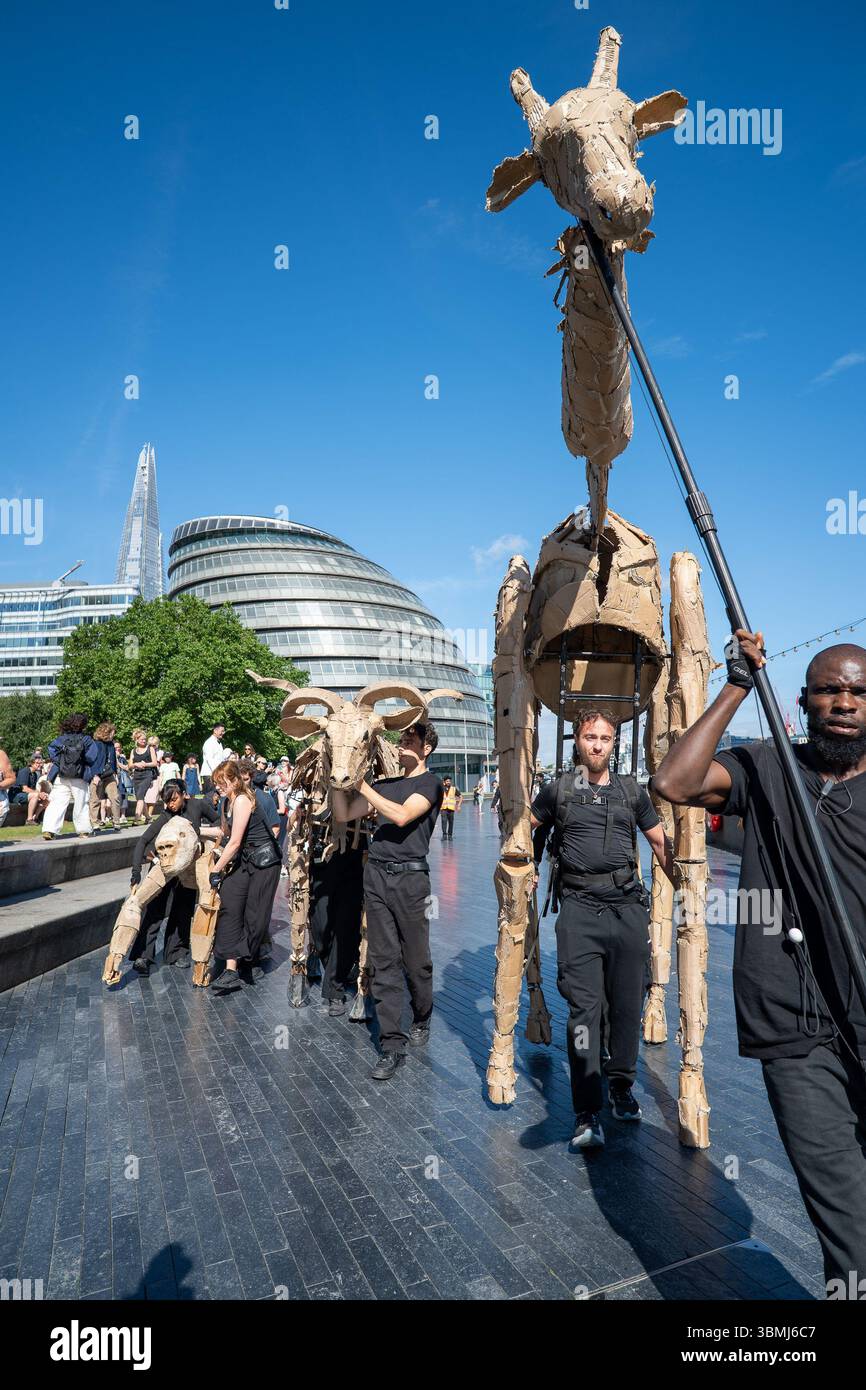 LES TROUPEAUX de marionnettes grandeur nature ont voyagé pendant quatre mois du Congo à Londres et jusqu'à l'Arctique. Ils unissent les artistes, les scientifiques et les communautés dans une réponse puissante à notre urgence climatique. Ces magnifiques créatures balaient les villes, fuyant les catastrophes climatiques, tout en inspirant des conversations urgentes sur notre relation avec la nature. Nous vous invitons à rejoindre notre puissant mouvement pour le changement. Pourquoi ne pas commencer par une petite action ? Alors que LES TROUPEAUX parcourent 20 000 km du bassin du Congo à l’Arctique, ils unissent artistes, scientifiques et communautés dans une réponse puissante à notre climat émergent Banque D'Images