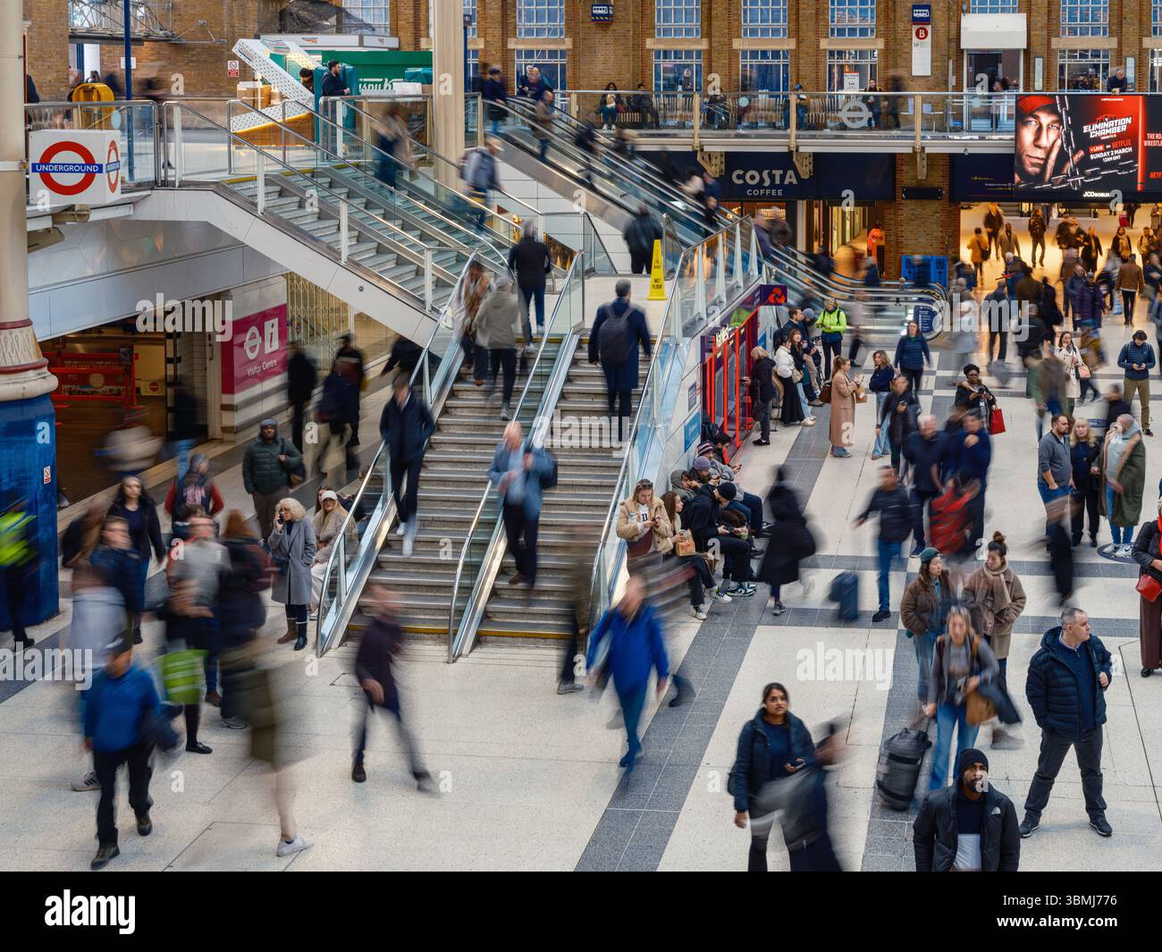 Royaume-Uni, Londres, 4 mars 2025. Des foules de navetteurs traversent la gare de Liverpool Street aux heures de pointe, l'un des centres de transport les plus fréquentés de Londres Banque D'Images