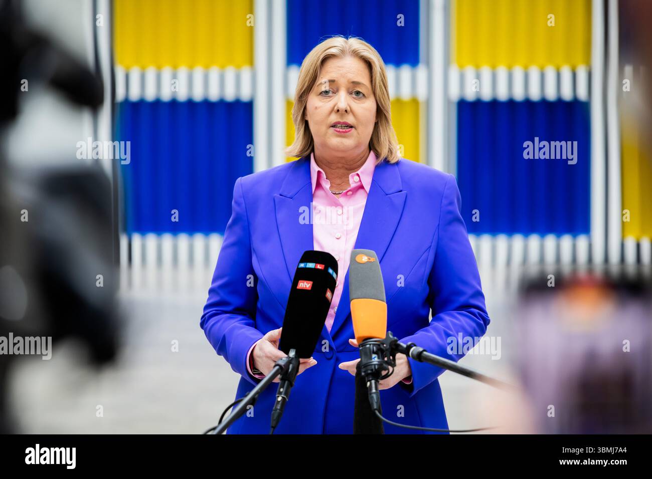 Berlin, Allemagne. 27 juin 2025. Bärbel Bas (SPD), ministre fédéral du travail et des Affaires sociales, commente la décision de la Commission du salaire minimum. Crédit : Christoph Soeder/dpa/Alamy Live News Banque D'Images