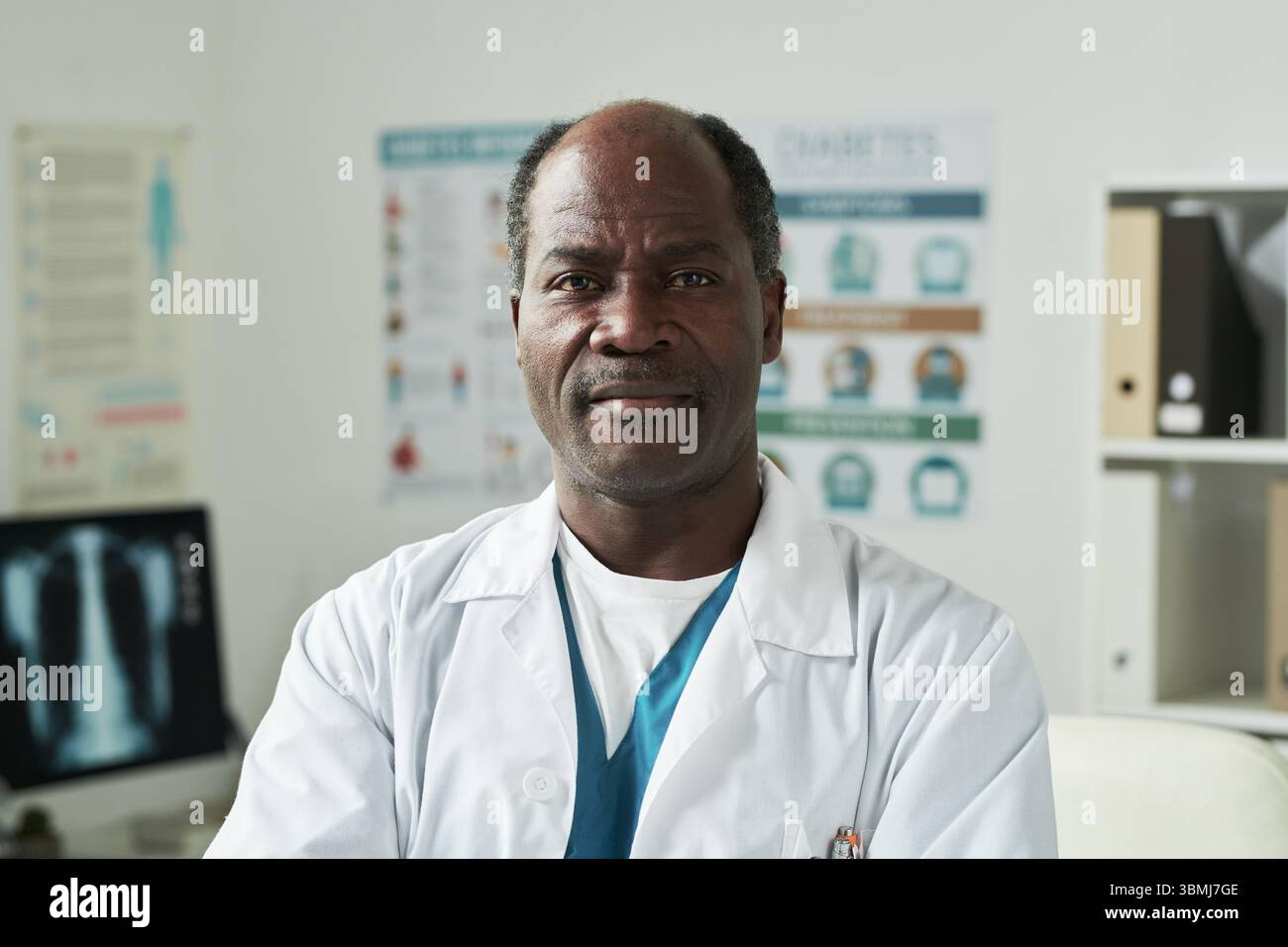 Portrait d'homme noir d'âge moyen portant un manteau médical debout dans le cabinet médical, regardant la caméra avec une expression sérieuse, poste de sensibilisation au diabète Banque D'Images