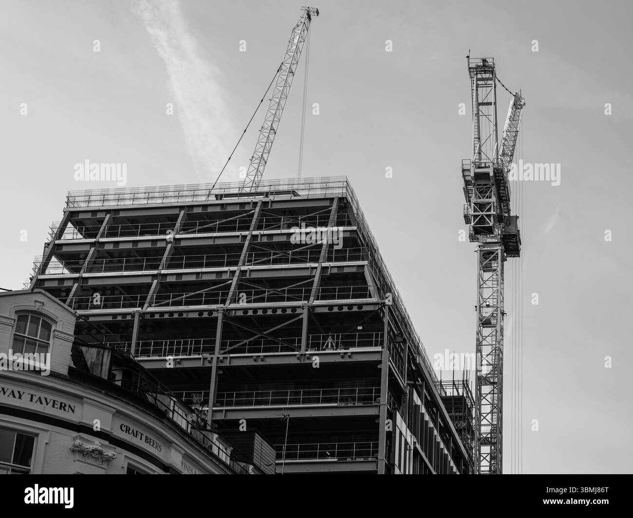 Royaume-Uni, Londres, 04 juil. 2025. Vue en noir et blanc d'un chantier de grande hauteur avec grues et structure métallique dans le centre de Londres, capturin Banque D'Images Royaume-Uni, Londres, 04 juil. 2025. Vue en noir et blanc d'un chantier de grande hauteur avec grues et structure métallique dans le centre de Londres, capturin Banque D'Images