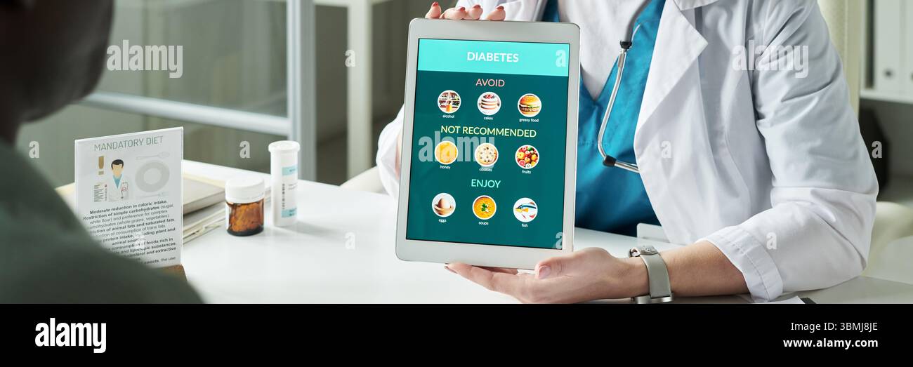 Médecin féminin caucasien d'âge moyen montrant le comprimé numérique avec le diabète recommandations diététiques au patient homme noir pendant la consultation médicale en c. Banque D'Images