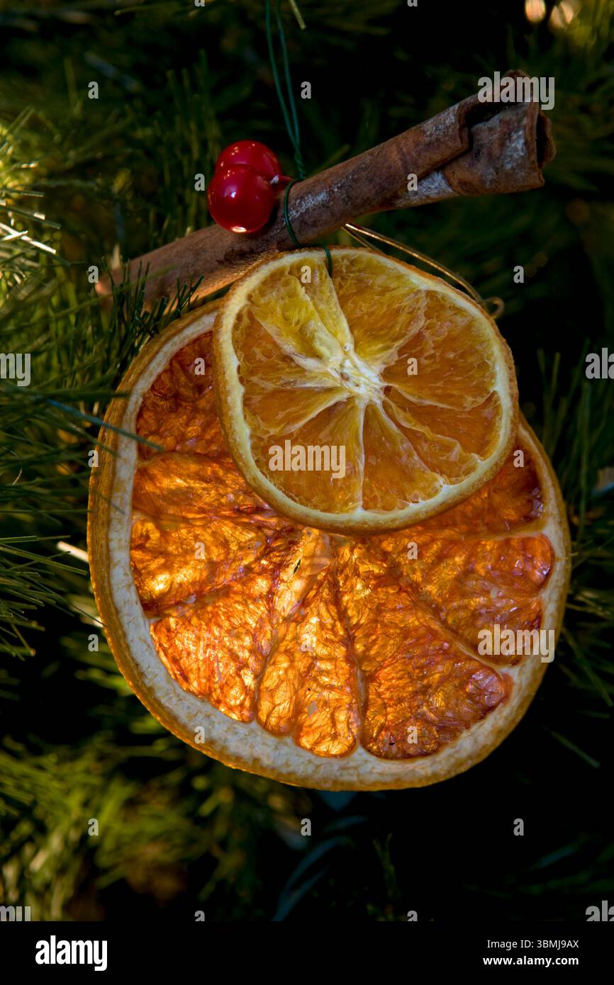 Arbre de Noël gros plan de tranche d'orange et bâtons de cannelle ornement rustique sur l'arbre Banque D'Images