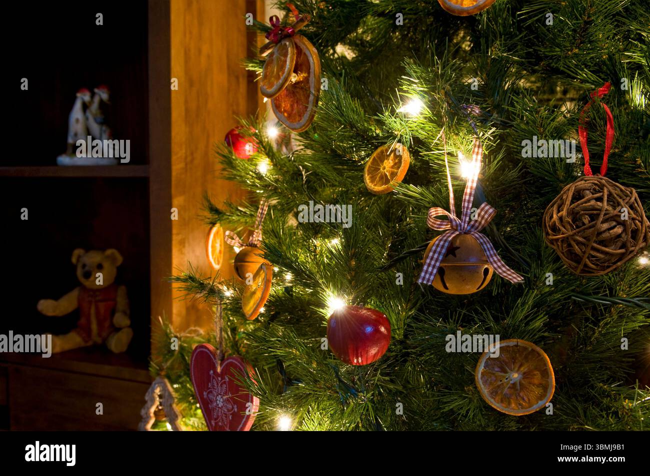 Gros plan d'un arbre de Noël décoré dans un thème rustique dans le cadre de la maison Banque D'Images
