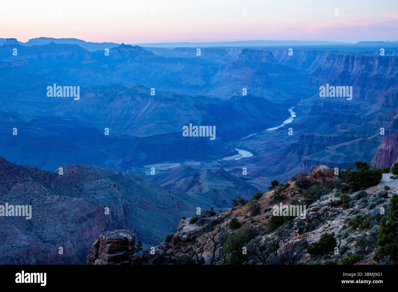 Fleuve Colorado profond dans le Grand Canyon vu de la vue du désert Banque D'Images