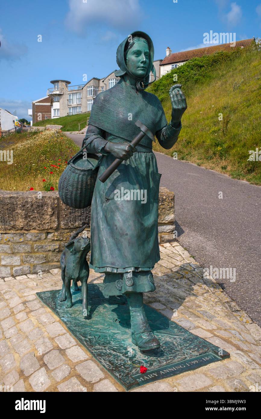 Angleterre : Mary Anning (21 mai 1799 – 9 mars 1847), collectionneuse de fossiles et paléontologue, Lyme Regis, Dorset. Mary Anning était connue internationalement pour ses découvertes dans des lits fossiles marins jurassiques dans les falaises le long de la Manche à Lyme Regis dans le comté de Dorset, au sud-ouest de l'Angleterre. Les découvertes d'Anning ont contribué à des changements dans la pensée scientifique sur la vie préhistorique et l'histoire de la Terre. Banque D'Images