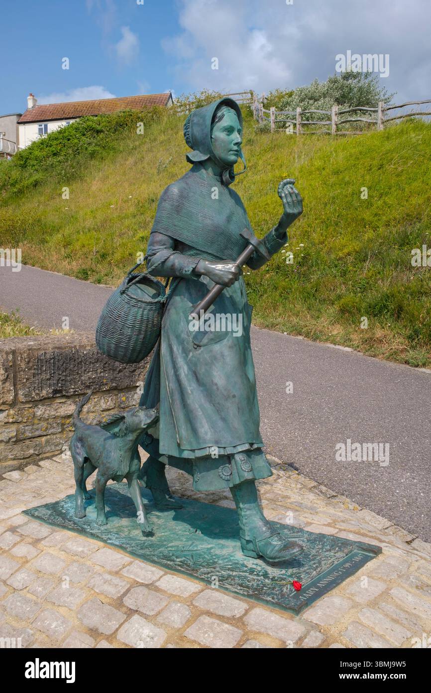 Angleterre : Mary Anning (21 mai 1799 – 9 mars 1847), collectionneuse de fossiles et paléontologue, Lyme Regis, Dorset. Mary Anning était connue internationalement pour ses découvertes dans des lits fossiles marins jurassiques dans les falaises le long de la Manche à Lyme Regis dans le comté de Dorset, au sud-ouest de l'Angleterre. Les découvertes d'Anning ont contribué à des changements dans la pensée scientifique sur la vie préhistorique et l'histoire de la Terre. Banque D'Images