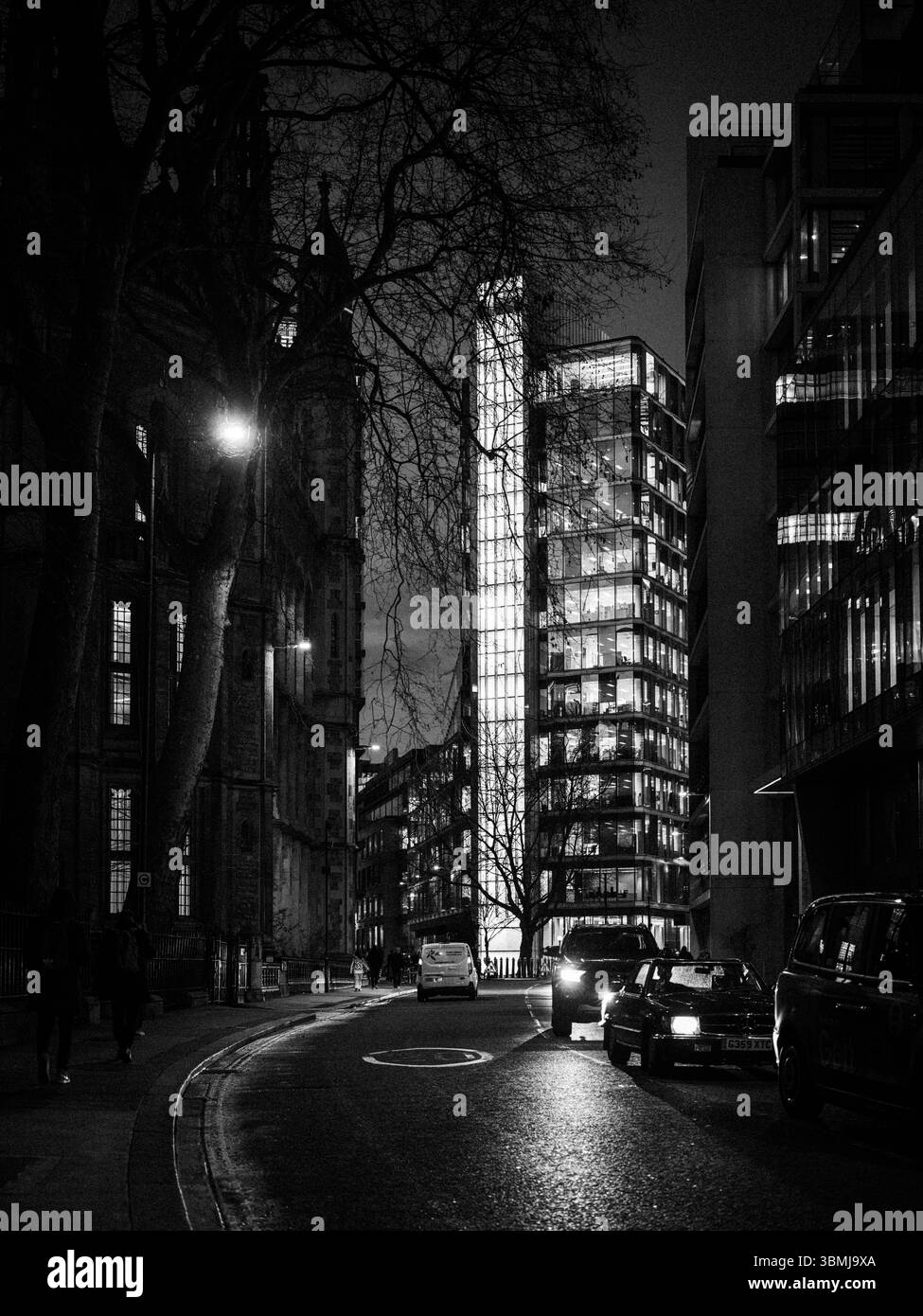 Royaume-Uni, Londres, 6 novembre 2024. Scène nocturne en noir et blanc dans le centre de Londres avec bâtiments, lumières et silhouettes créant une ambiance cinématographique Banque D'Images