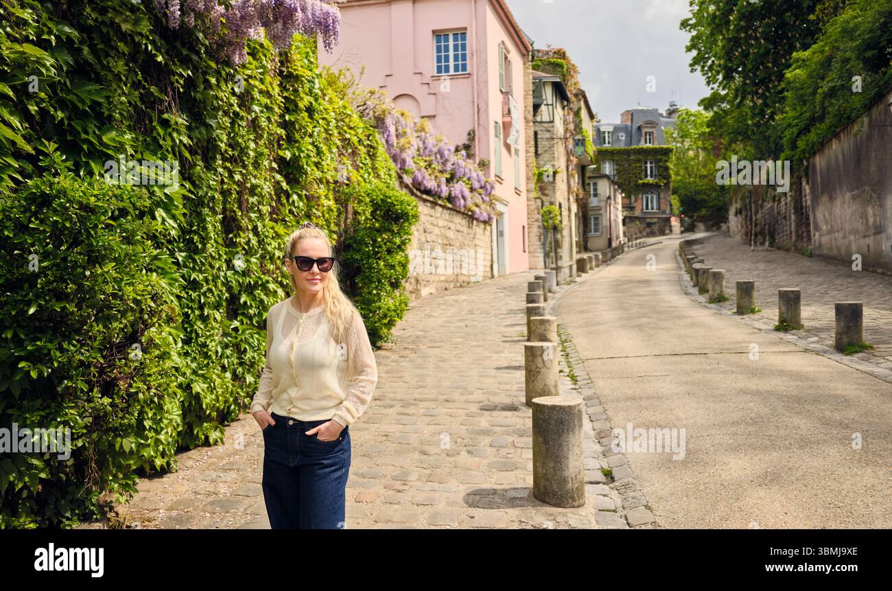 Touriste marchant dans la pittoresque rue montmartre, paris, france Banque D'Images