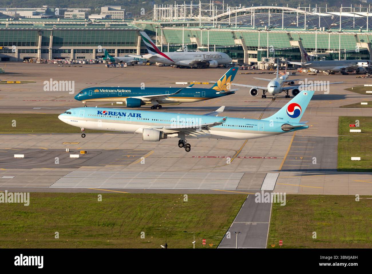 Un Airbus A330-300 de Korean Air immatriculé HL7586 atterrit à l'aéroport international d'Incheon Banque D'Images