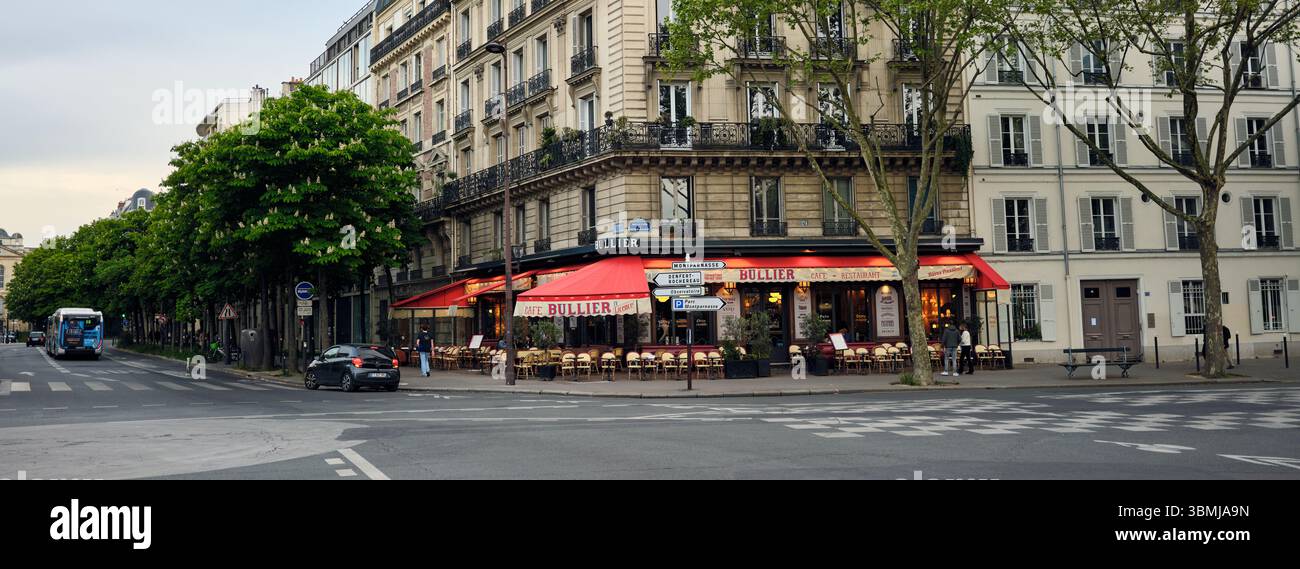 Brasserie parisienne servant les clients par temps nuageux au printemps Banque D'Images
