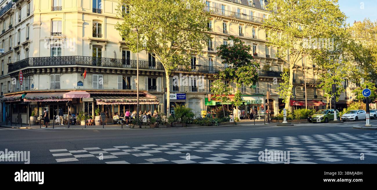 Les gens apprécient le café parisien en plein air dans un après-midi d'été Banque D'Images