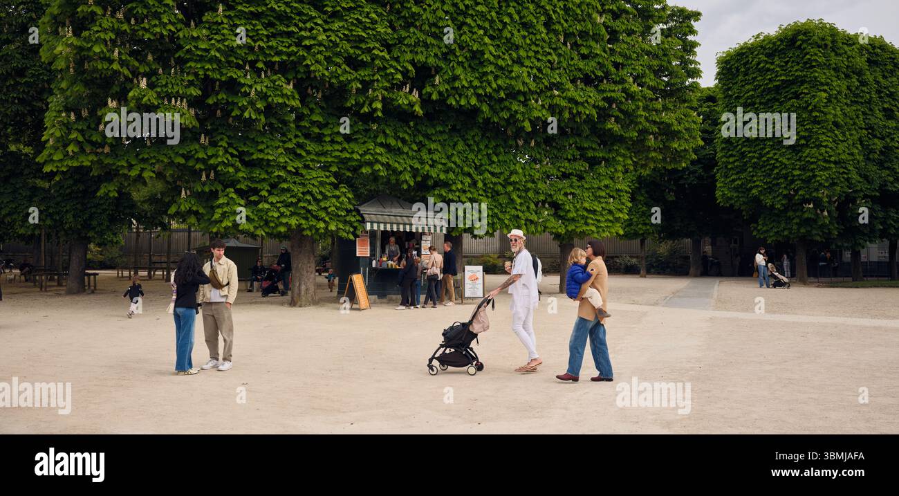 Les familles profitent du printemps au parc place andré honnorat à paris Banque D'Images