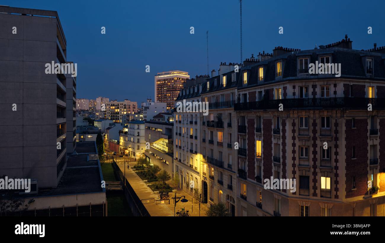 Boulevard du montparnasse à paris montrant des bâtiments éclairés au crépuscule Banque D'Images