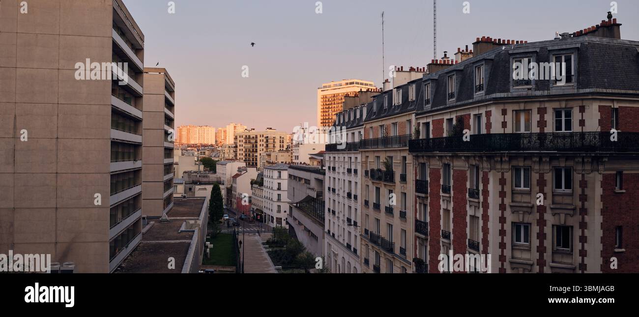 Bâtiments parisiens et rue au coucher du soleil Banque D'Images