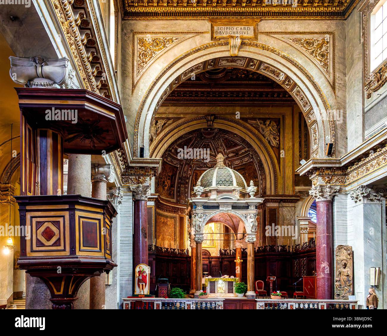 Chaire en bois et baldaquin autel du XVIIe siècle à San Crisogono, Trastevere, Rome, Italie. Banque D'Images